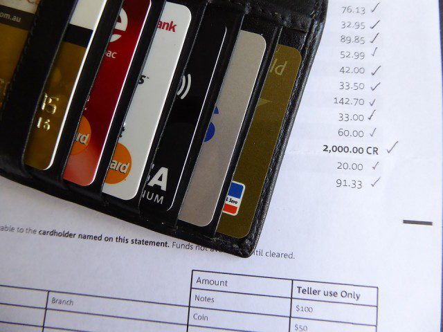Carte-bancaire-640x480 Stratégies Innovantes et Collaborations Internationales dans la Lutte Contre le Narcotrafic