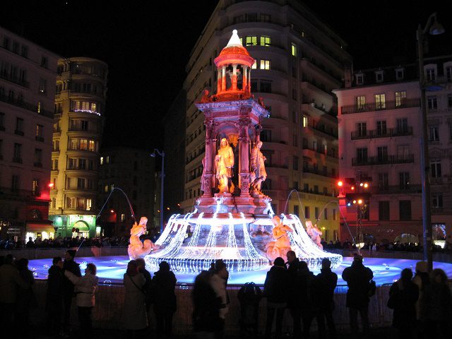 La fête des Lumières du 8 décembre à Lyon transformée en hommage aux victimes