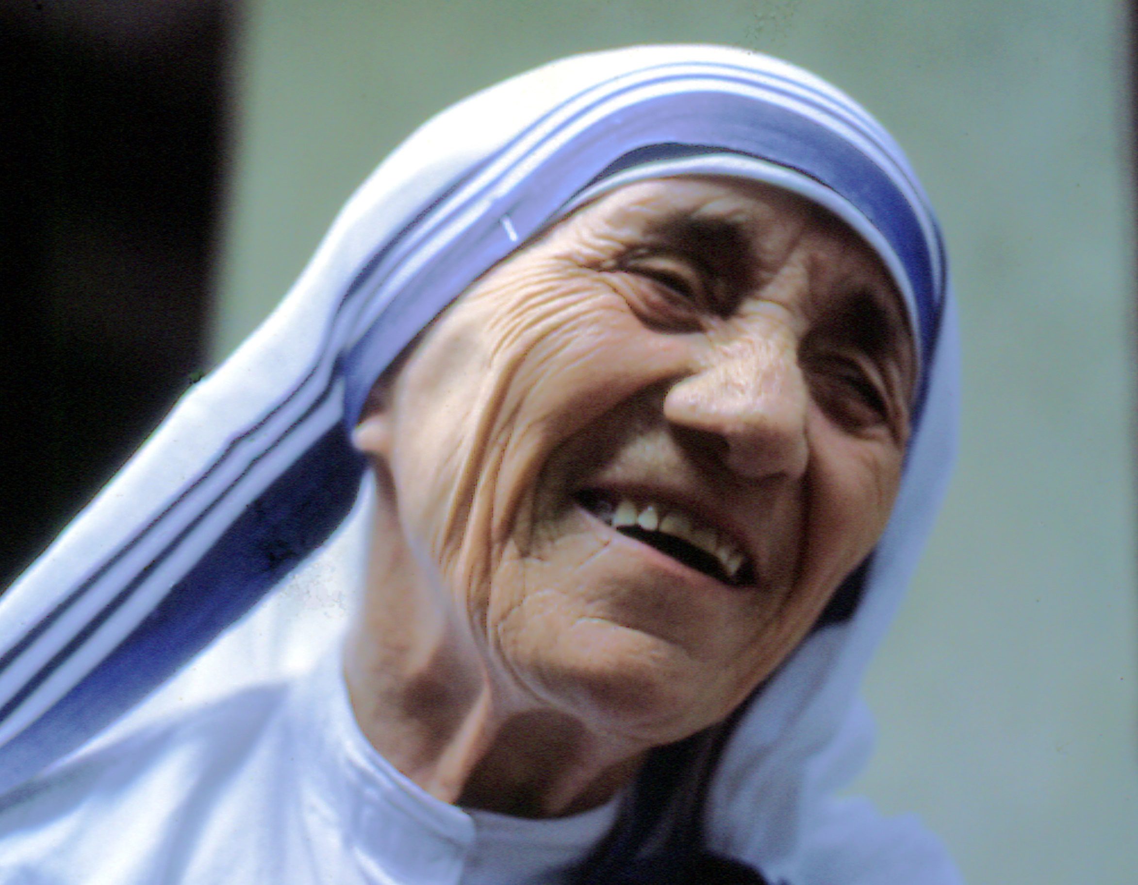 Mère Teresa sera canonisée par l’Église catholique en 2016, une vive émotion chez les croyants