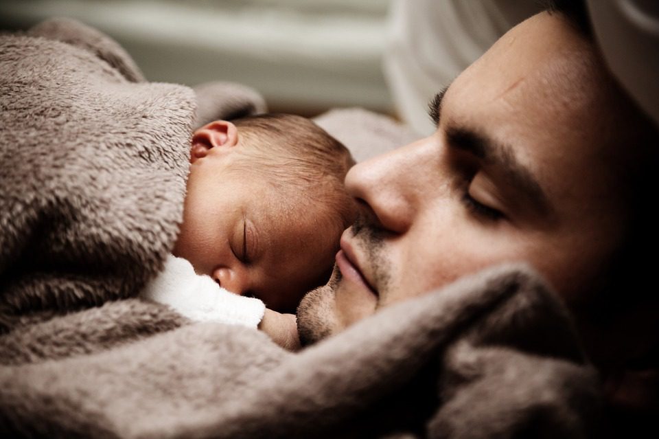 Cheveu étrangleur : un papa poste une photo de son bébé pour mettre en garde