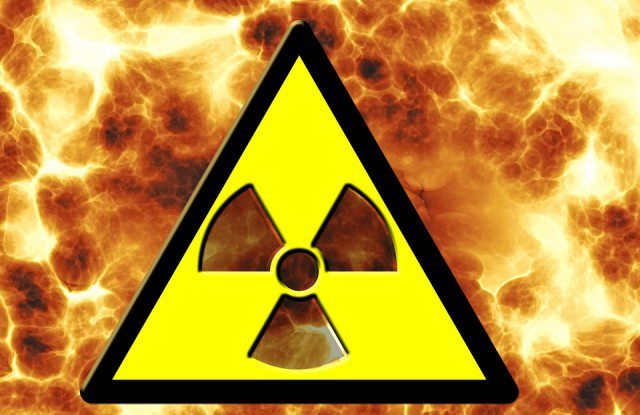 Radioactivité-640x415 Paris Hilton affiche une audace stylistique chez Isabel Marant : un mélange captivant de pois, dentelle et gants d'opéra