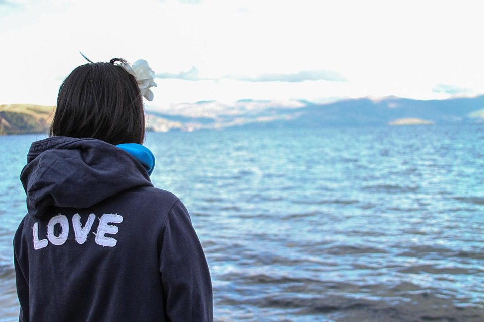 Lesbos : des gilets de sauvetage formant un « Peace and Love » géant en hommage aux migrants