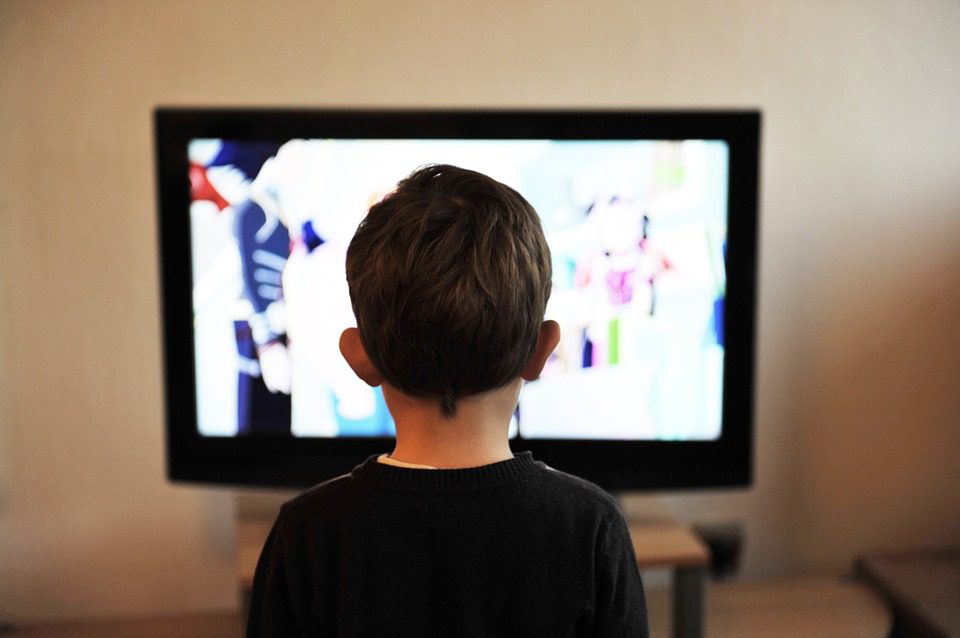 La télévision avant l’âge de trois ans, attention danger !