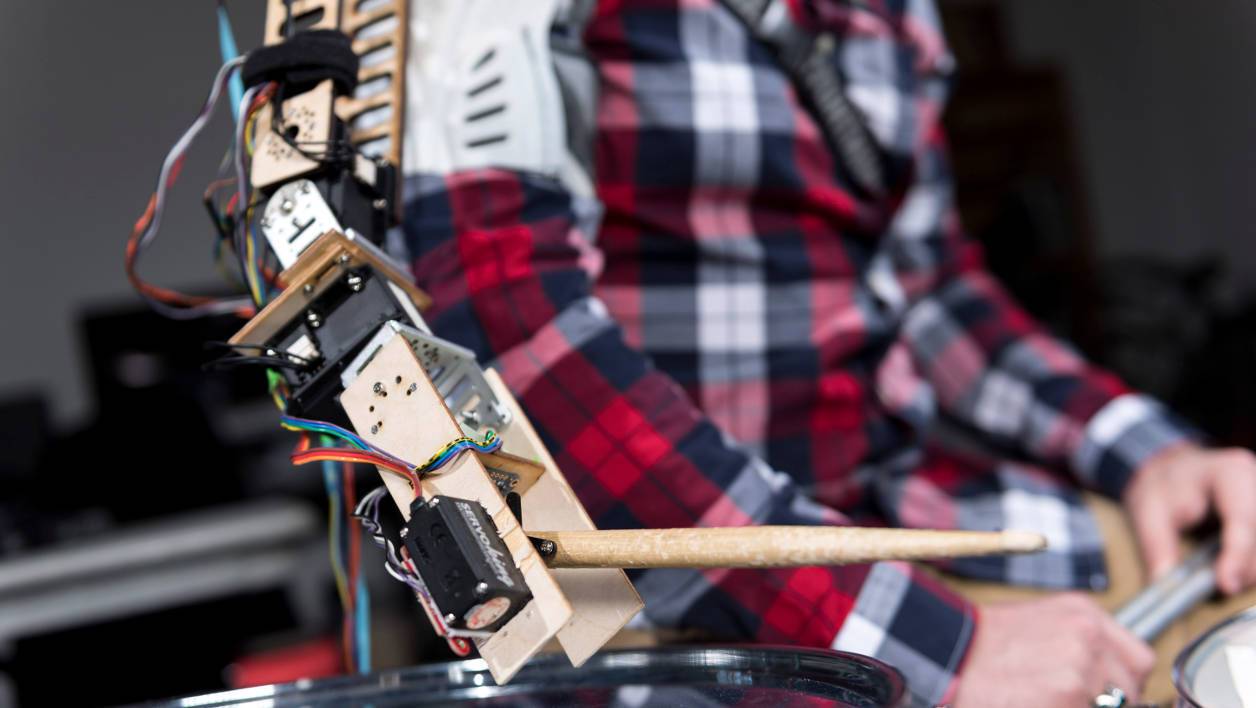 Etats-Unis : un troisième bras robotisé pour jouer de la batterie avec virtuosité est une prouesse réussie