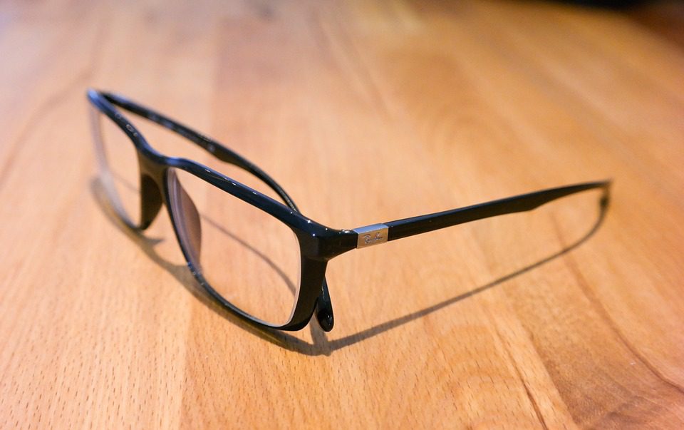 Des lunettes intelligentes viennent au secours de la presbytie
