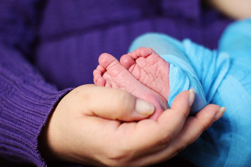 Etats-Unis : un bébé prématuré naît dans son sac amniotique et de surcroît en voiture