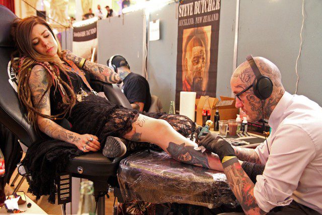 Tatouage-640x427 Tueur du lion Cecil : le dentiste incriminé retourne au travail