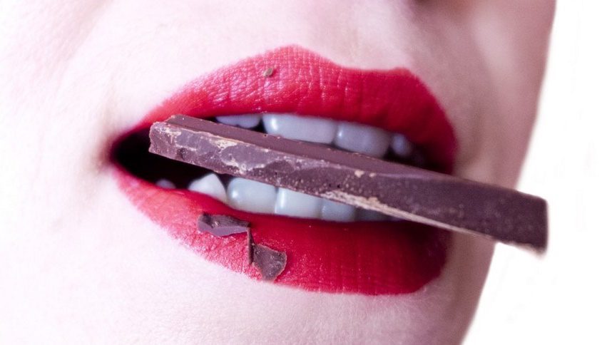 Règles douloureuses : le chocolat réduirait les douleurs