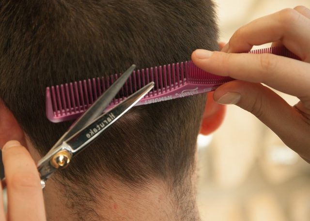 Se-couper-les-cheveux-640x457 Fête de la bière : Munich envahie par les réfugiés maintient l'évènement