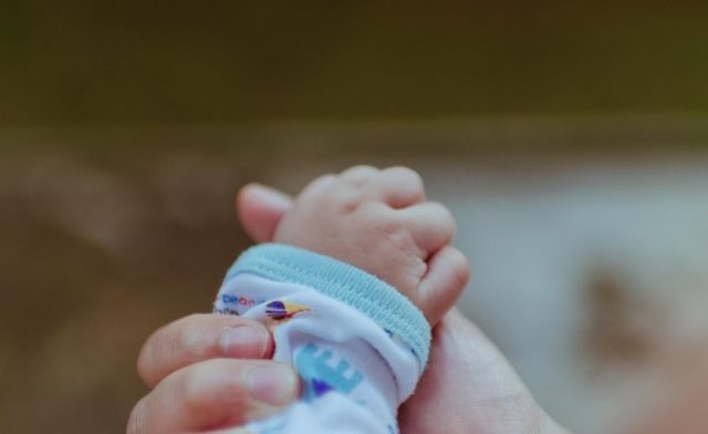 La-main-dun-bébé-1-640x392 Vaccins : un plan d’action mis en œuvre pour réduire la pénurie