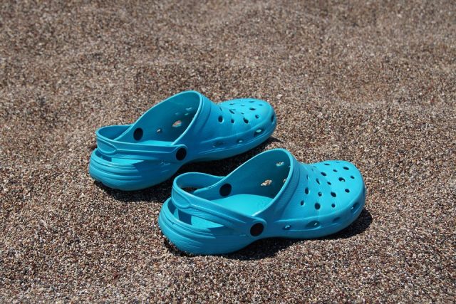 Crocs-640x427 Construire une cuisine pour enfant : guide pratique