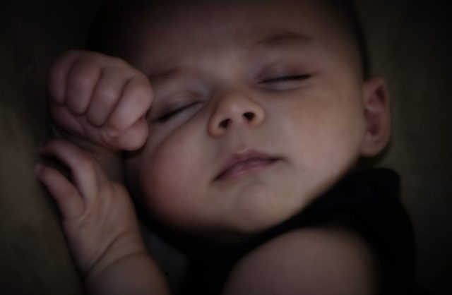 Un-enfant-dort-640x418 L'art-thérapie et ses vertus anti-stress : 45 minutes de pratique ludique suffisent
