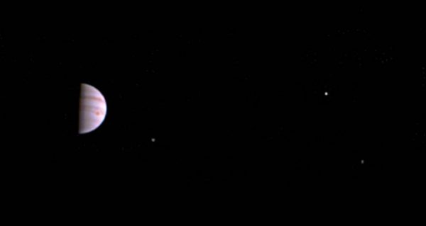 La NASA et sa sonde Juno nous émerveillent avec une première photo de Jupiter
