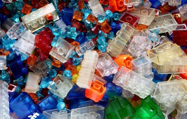 Jouets-en-plastique-640x408 Une fillette de 5 ans enlevée par son père retrouvée à temps, juste avant leur envol pour l'Algérie