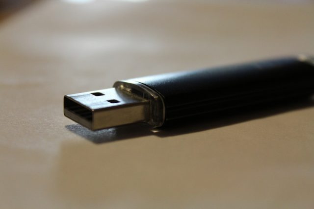 Clé-USB-1-640x427 Sur Facebook, la gendarmerie s'inquiète de voir des photos d'enfants