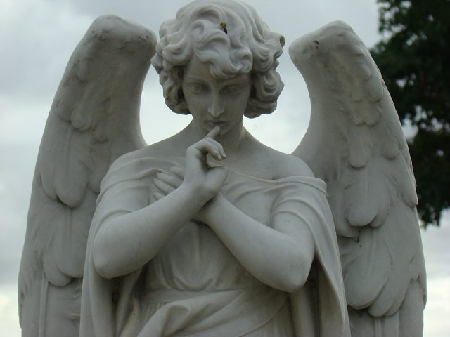 Cimetière-statue-640x480 UFC Que Choisir met en garde sur les promotions via internet