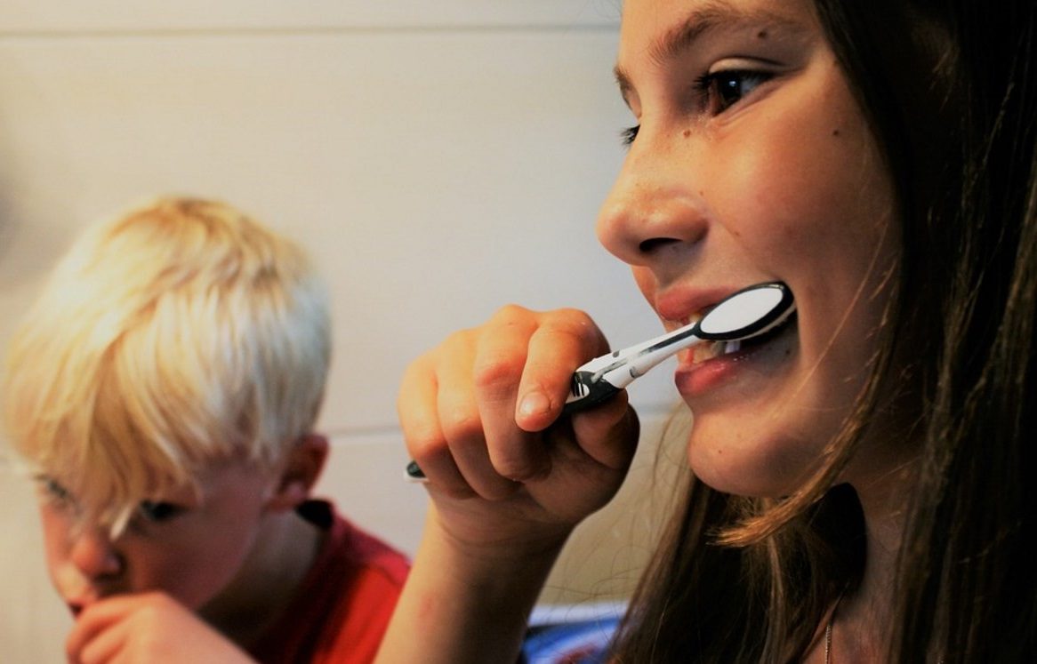 Se laver les dents : un geste essentiel pour éviter un AVC