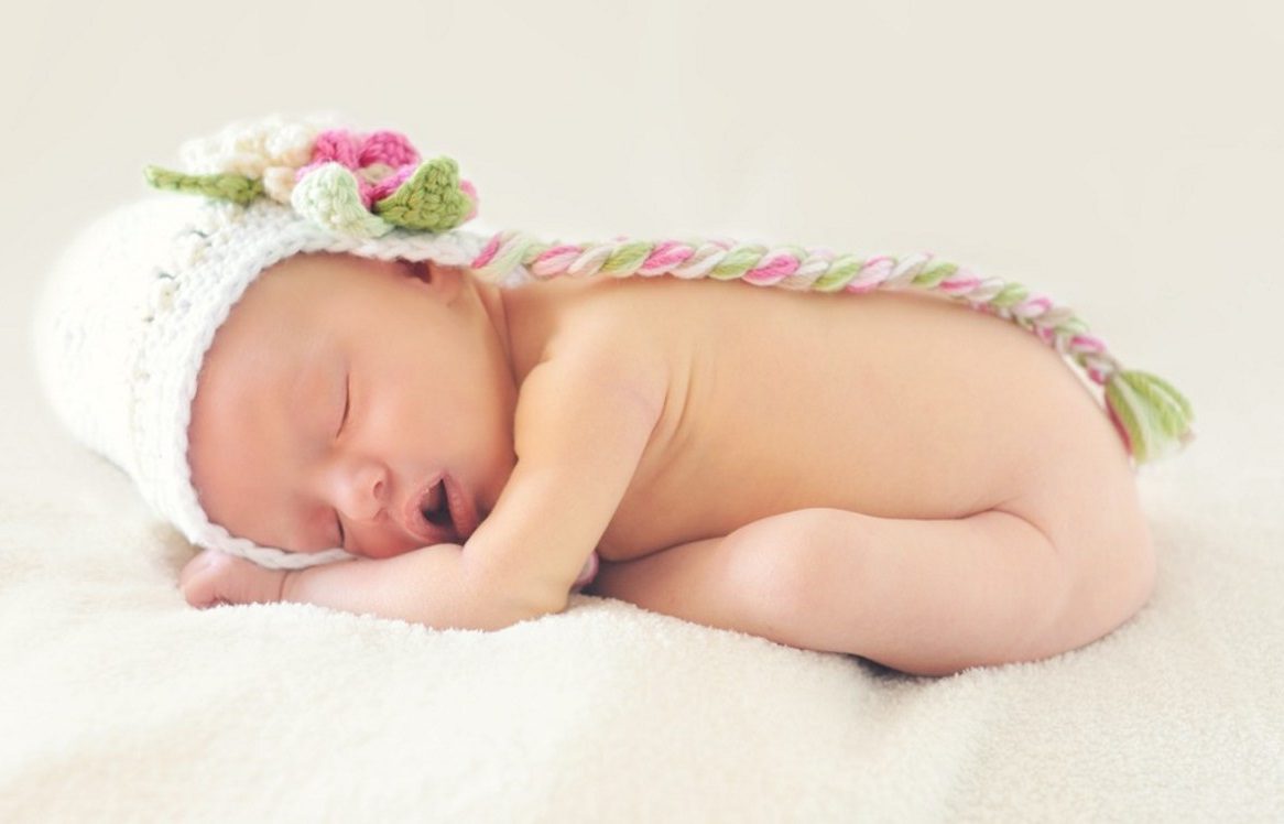 Syndrome de la tête plate : le bébé doit être couché d’une certaine manière pour l’éviter