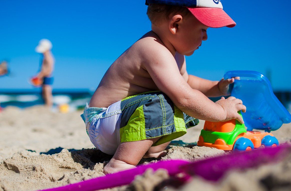 Crèmes solaires pour enfant : une certaine nocivité serait mise en avant