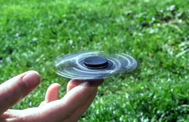 Hand-Spinner-640x414 Exercice de mathématiques en CE2 : il y a 20 et même 136 solutions