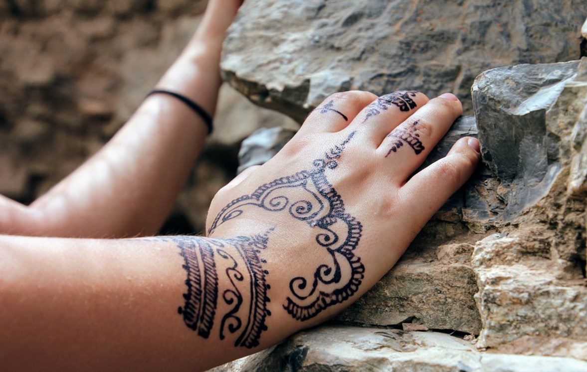 Henné noir : des tatouages éphémères à la dangerosité allergique avérée pour la peau