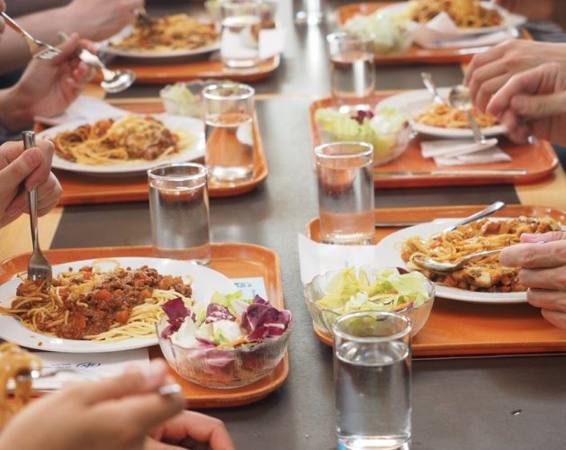 Cantine-629x500 La France exprimant sa déception et sa colère face à l'échec des négociations sur la lutte contre la pollution plastique