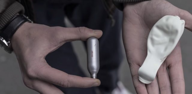 Gaz-hilarant-640x313 Le chirurgien capillaire spécialiste de la greffe : que faut-il savoir de ce professionnel médical ?