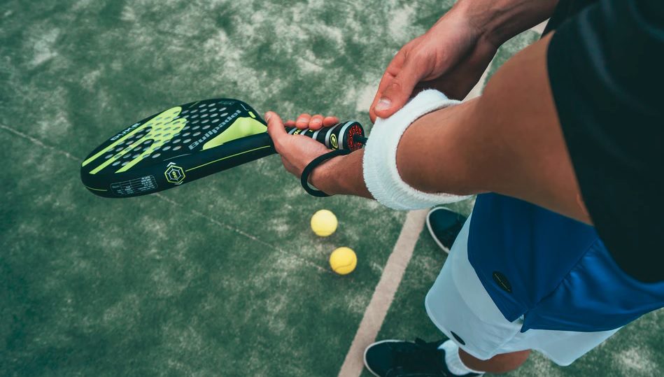 Apprenez à choisir les vêtements et accessoires pour jouer au tennis