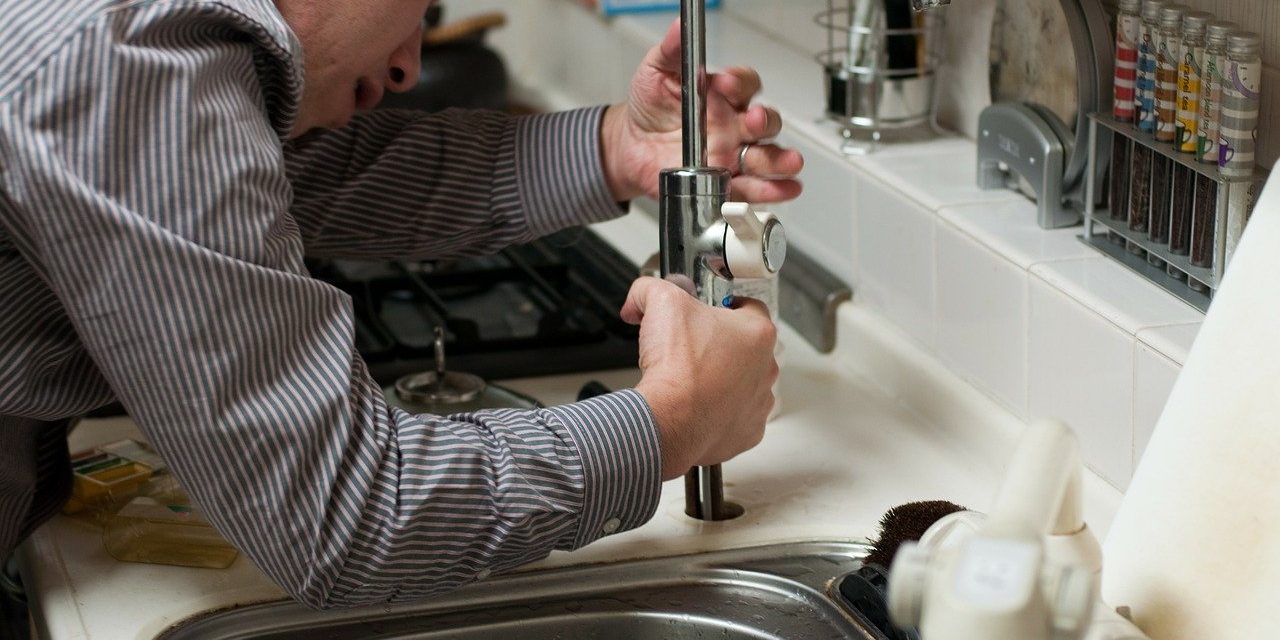 Comment déboucher un lavabo : 4 méthodes maison