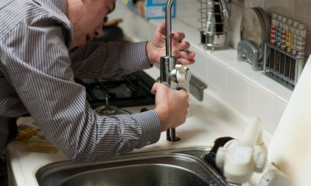 Comment déboucher un lavabo : 4 méthodes maison