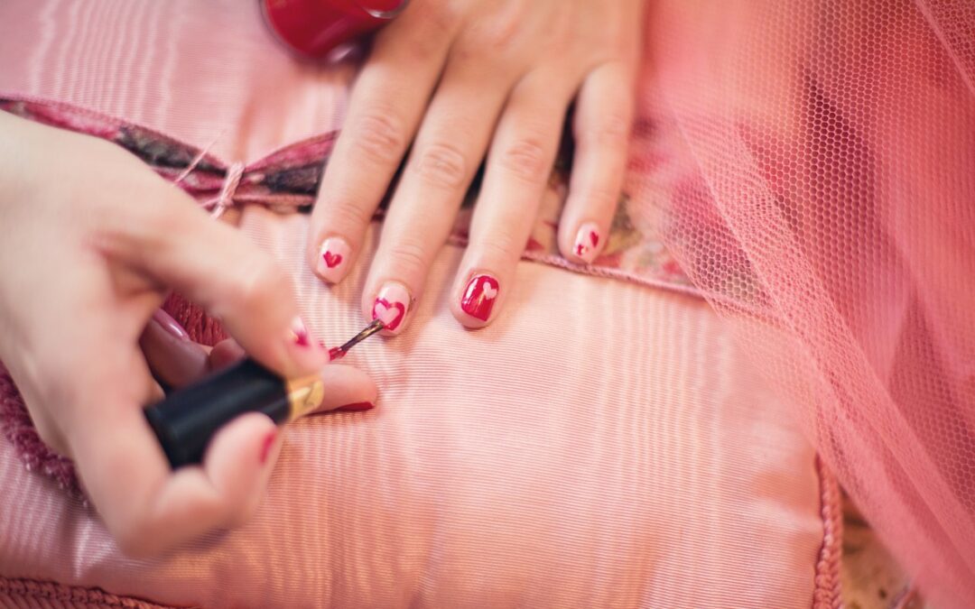 Quel vernis à ongle choisir pour compléter votre robe rouge ?