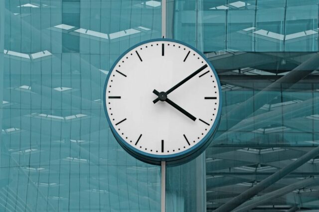 changement-heure-hiver-week-end-640x427 « J'étais sous son emprise » : le témoignage poignant de Lydia, victime d'abus sexuels attribués au gourou Raël