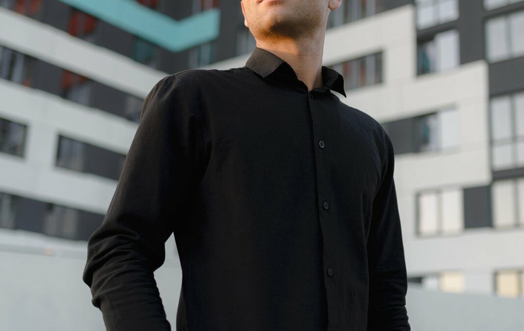 Comment choisir et porter une chemise noire pour homme