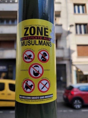 autocollant-zone-interdite-aux-musulmans-2-375x500 Zone interdite aux musulmans : les autocollants qui font polémique