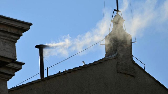 vatican-pape-elu-fumee-blanche-mai-2025-640x360 EN DIRECT - Nicolas Sarkozy écope de cinq ans de prison : « Je me coucherai en détention le cœur fier »