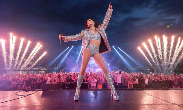 Chappell-Roan-illumine-Rock-en-Seine-2025-la-pop-star-flamboyante-et-electrisante-640x384 Anticipations et révélations : Louis prend les rênes dans Ici tout commence du 8 au 12 septembre 2025 [SPOILERS