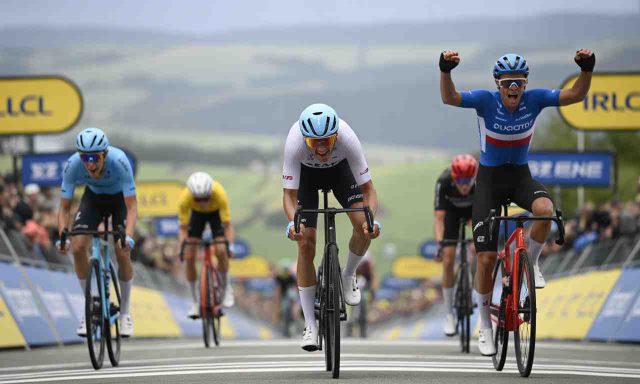 Le-Tour-de-Republique-tcheque-Jannis-Peter-brille-lors-de-la-4e-etape-tandis-que-Lecerf-decroche-la-victoire-et-Uijtdebroeks-voit-tous-ses-espoirs-senvoler--640x384 Suivez en Direct la Course MotoGP du Japon : Paddock GP