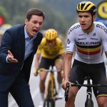 le sélectionneur belge exprime ses critiques à l'encontre de remco evenepoel après son arrêt inattendu durant une course de cyclisme, survenu alors qu'il attendait son vélo. découvrez les réactions et les enjeux de cette polémique.