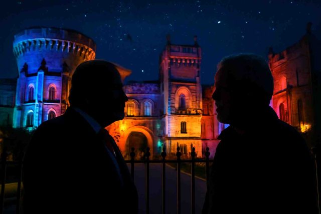 Des-images-intrigantes-de-Trump-et-Epstein-illuminent-le-chateau-de-Windsor-avant-larrivee-du-president-americain-640x427 Brigitte Macron se dit prête à fournir des preuves scientifiques de son identité féminine