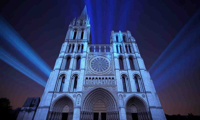 La-Cathedrale-de-Chartres-sillumine-le-portail-royal-eclaire-le-ciel-de-ses-teintes-bleues-640x384 Décès de Glorian Kabongo, figure d'Affaire conclue sur France 2