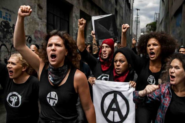 On-va-tout-casser-ces-militantes-dextreme-gauche-qui-se-mobilisent-et-passent-des-reseaux-sociaux-a-laction-de-rue-en-vue-du-10-septembre-640x427 Des touchers vaginaux sans consentement entraînent une vive polémique