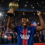 ousmane dembélé couronné ballon d'or 2025, offre au psg un triomphe retentissant. découvrez son parcours exceptionnel et les réactions après cette consécration historique.