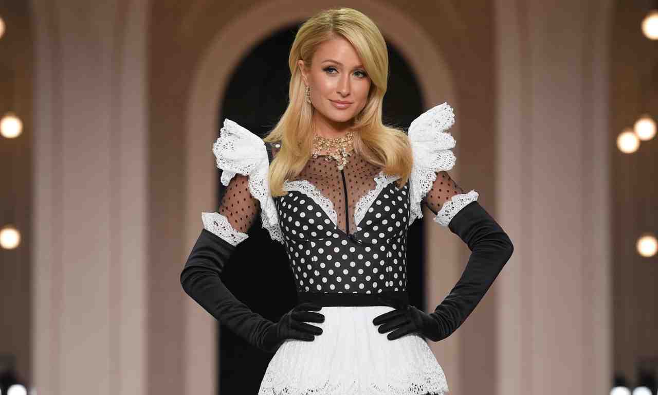paris hilton éblouit chez isabel marant avec un look audacieux associant pois, dentelle et élégants gants d’opéra. découvrez ce mélange tendance qui marque les esprits sur la scène mode parisienne.