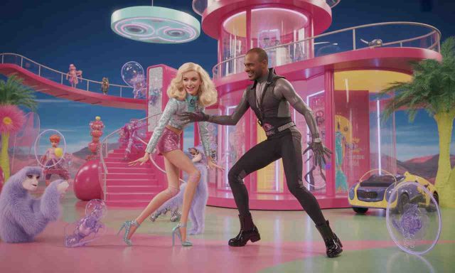 Un-Voyage-Etonnant-Elsa-Zylberstein-et-Didier-Bourdon-Fusionnent-le-Monde-de-Barbie-avec-le-Futur-dans-leur-Nouveau-Film-Dejante-a-Venir-640x384 Alice Dufour parle avec émotion de la carrière de son époux dans "Montmartre" sur TF1, révélant ses appréhensions face à un acteur aguerri