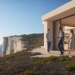 plongez dans l'univers de julian bugier et claire fournier en découvrant leur refuge d'exception sur la magnifique côte d’albâtre. un havre de paix et d'élégance révélé par le journal de la maison.