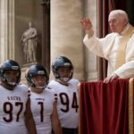 découvrez comment les bears ont reçu une bénédiction papale, un soutien surprenant venu directement de rome, marquant un moment unique entre sport et spiritualité.