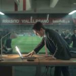 un journaliste provoque une coupure de courant en branchant son ordinateur avant le match entre rayo vallecano et real madrid en liga, créant une situation inattendue.