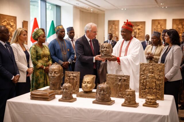 La-Suisse-retourne-au-Nigeria-des-tresors-artistiques-du-Royaume-du-Benin-Le-Journal-Des-Arts-640x427 Radio Nova et Guillaume Meurice : même Cyril Hanouna succombe à leur charme