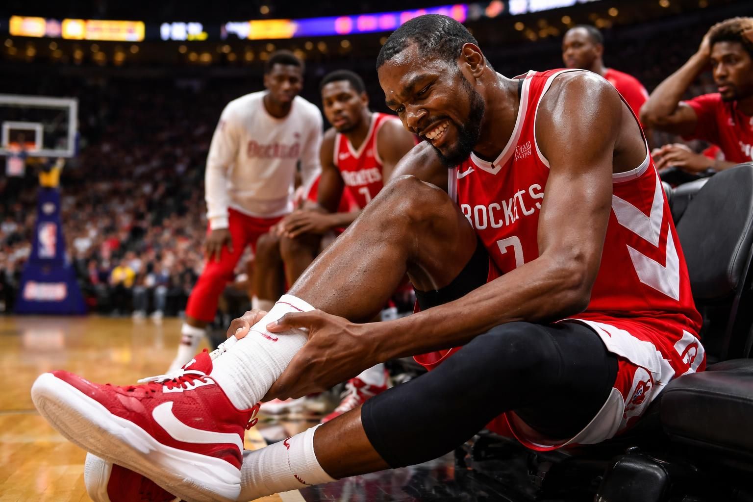 kevin durant sera absent du match 4 entre les rockets et les lakers en raison d'une blessure à la cheville, impactant la stratégie de son équipe.
