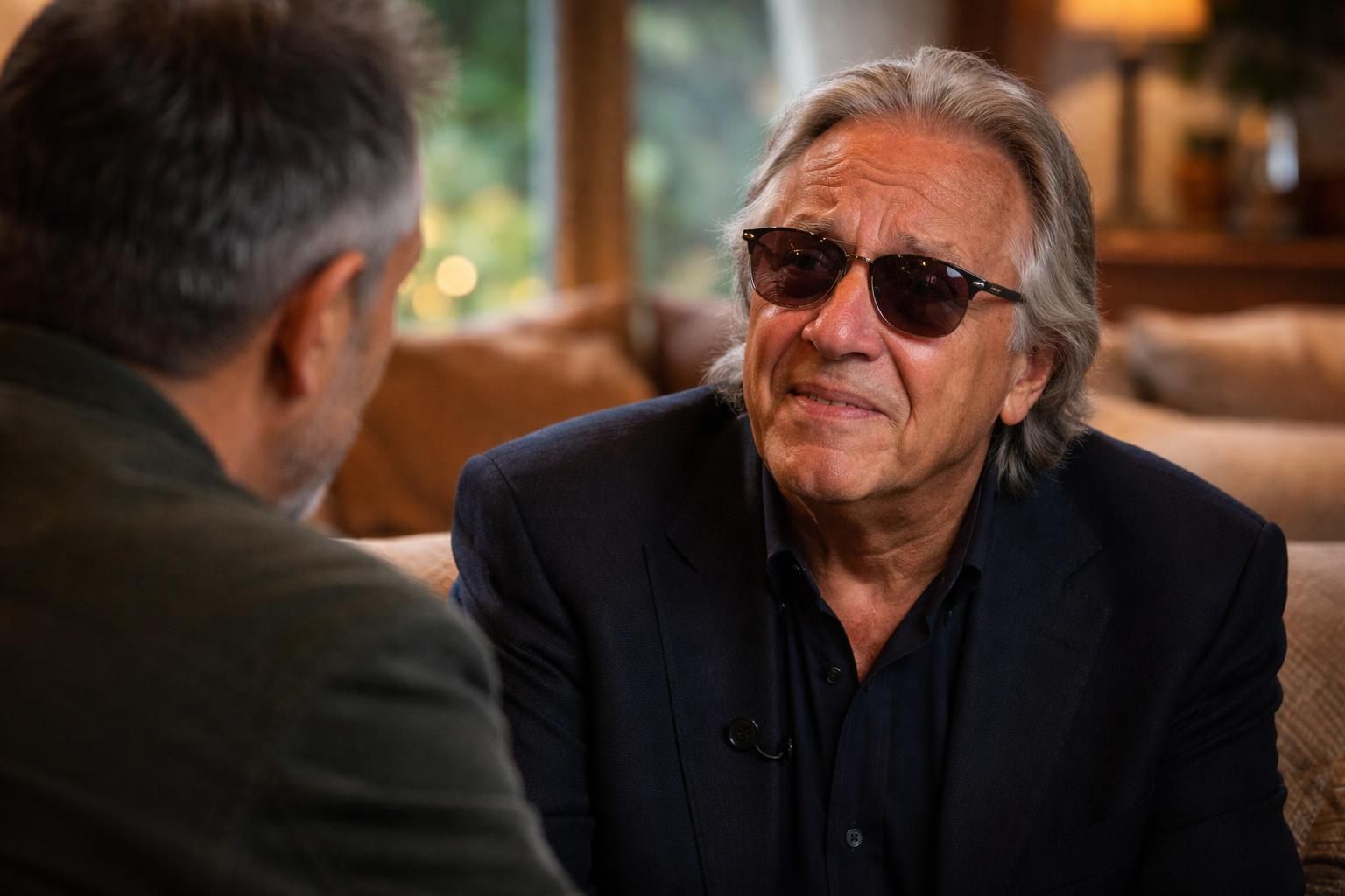 revivez le moment émouvant où gilbert montagné fond en larmes chez frédéric lopez dans l'émission un dimanche à la campagne sur france 2.